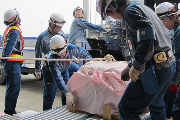 建屋への予備モータ搬入