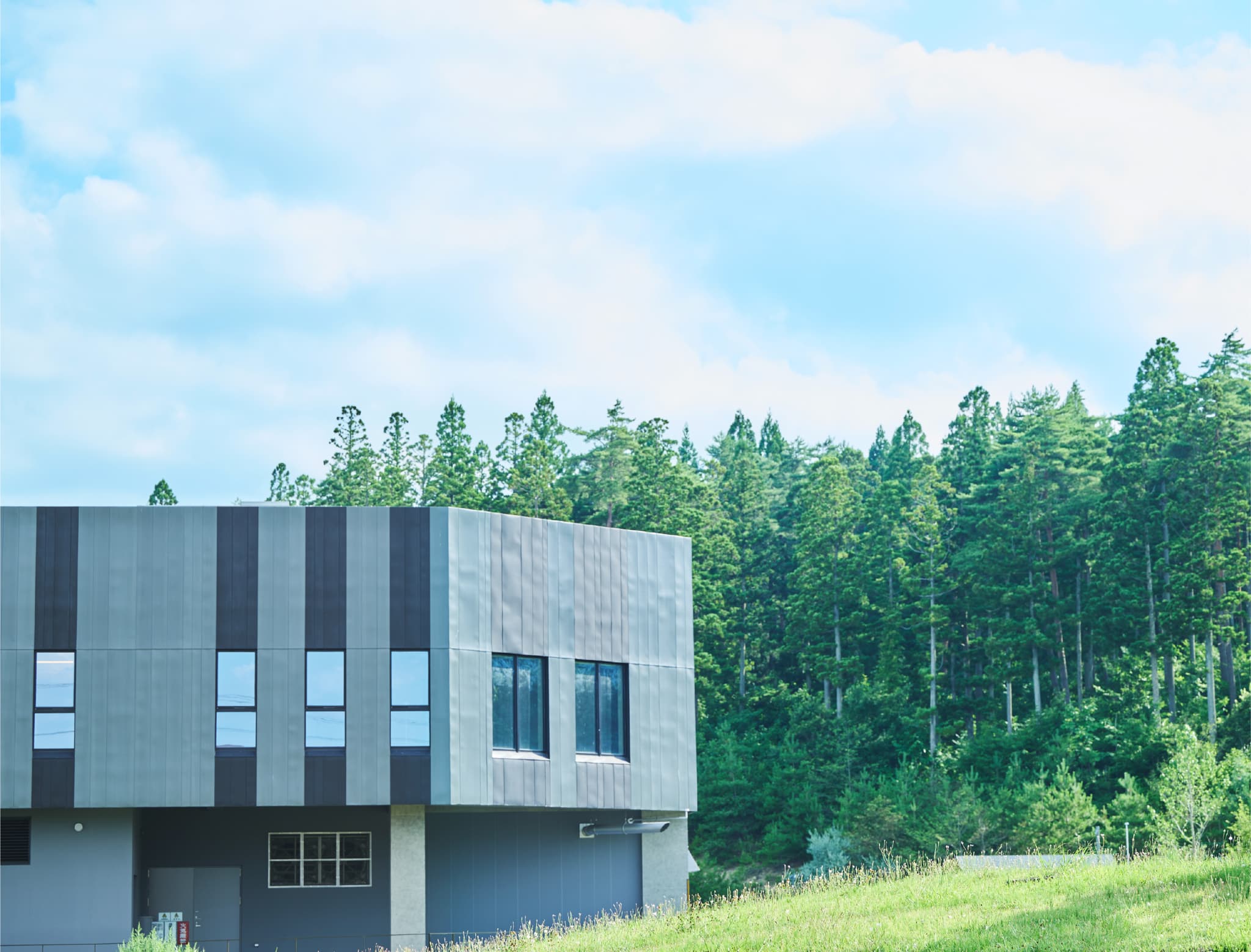 霧のかかった山間の建物群