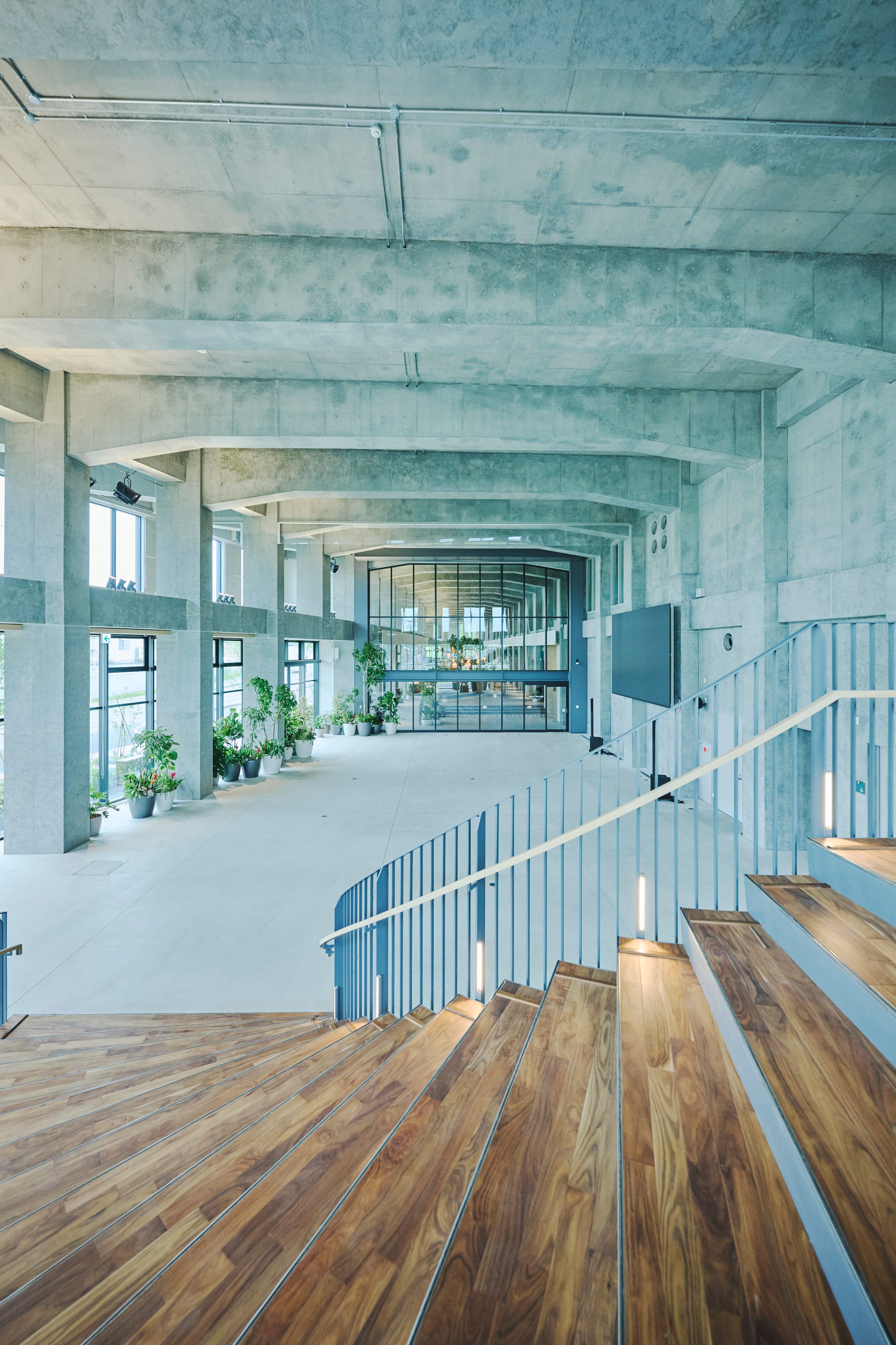 屋内広場の内観、開放的な大空間と大型LEDスクリーン