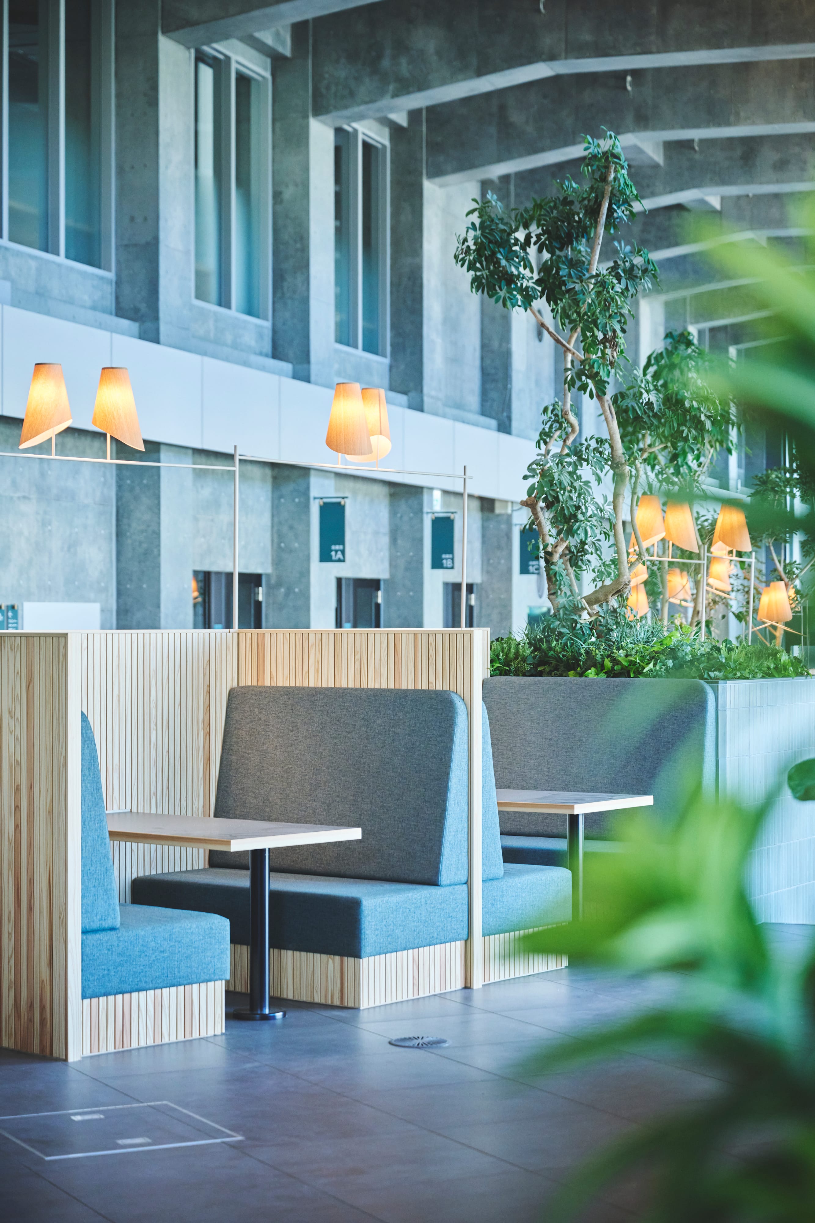 work lounge内部、緑のある開放的なワーキングスペース