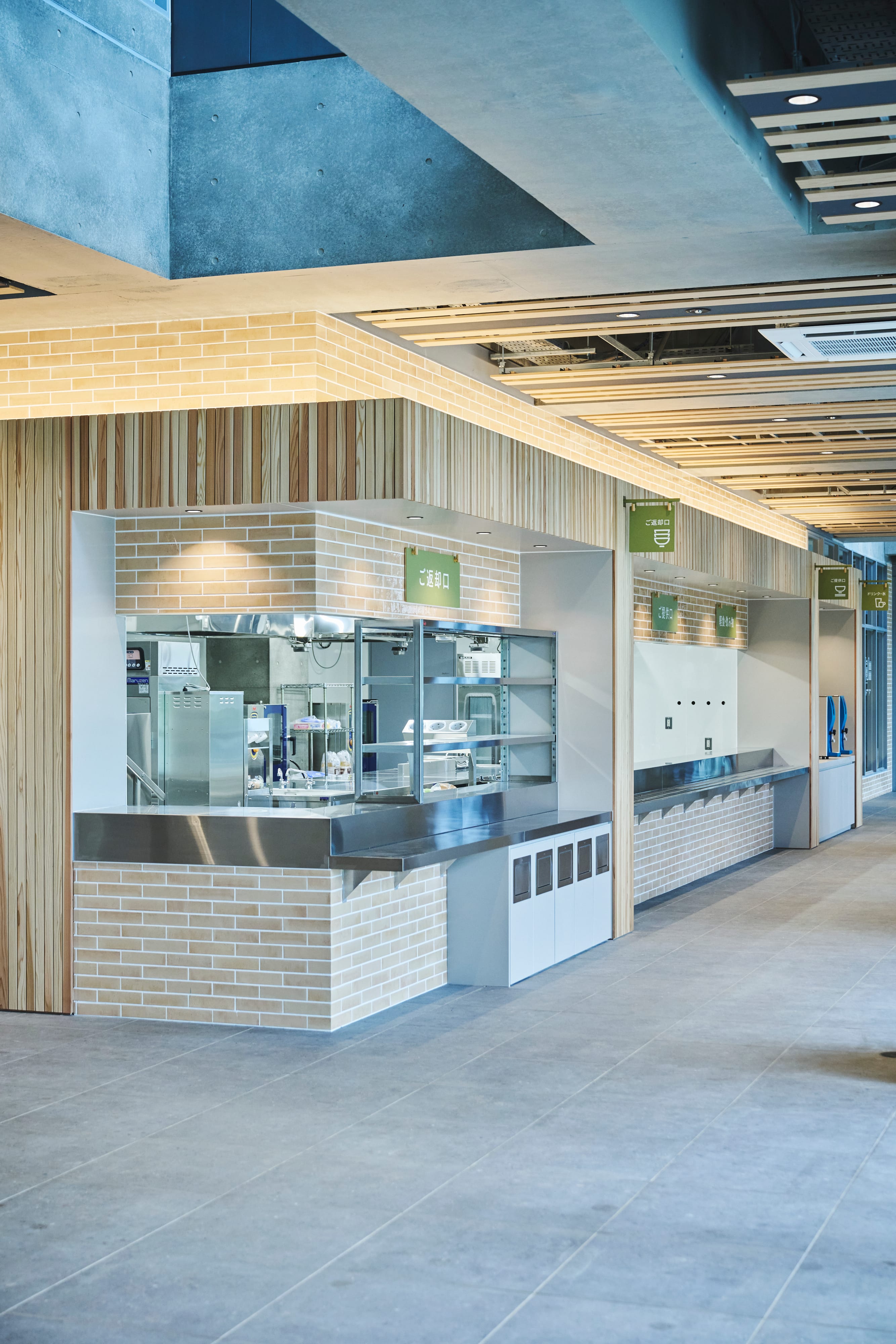 の〜く食堂の厨房エリア、ステンレス製キッチンとカウンター