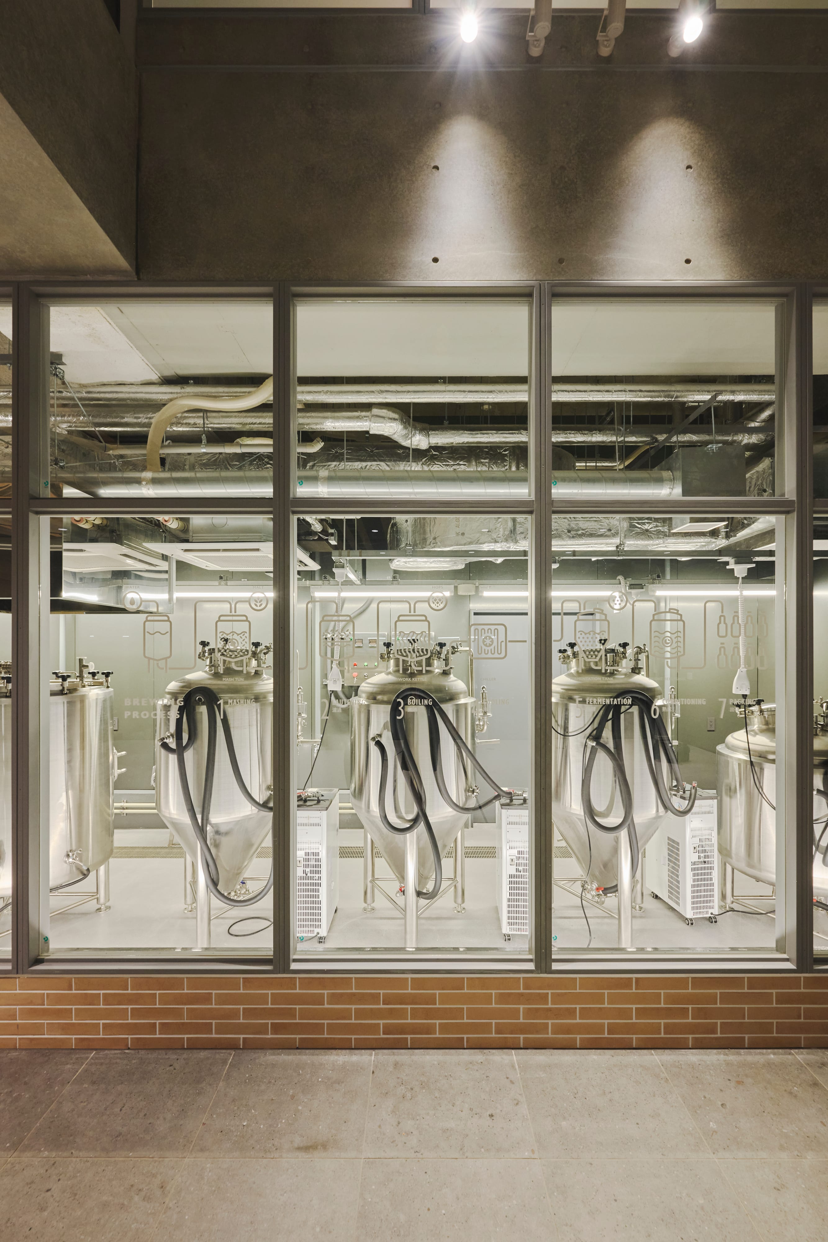 ノークブルワリー内部、ガラス越しに見える醸造設備