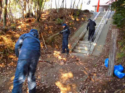 落ち葉清掃の様子(楢葉上繁岡八幡)[平成26年12月撮影]
