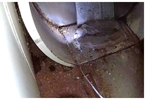 機器ハッチ調査中のスマホロボット