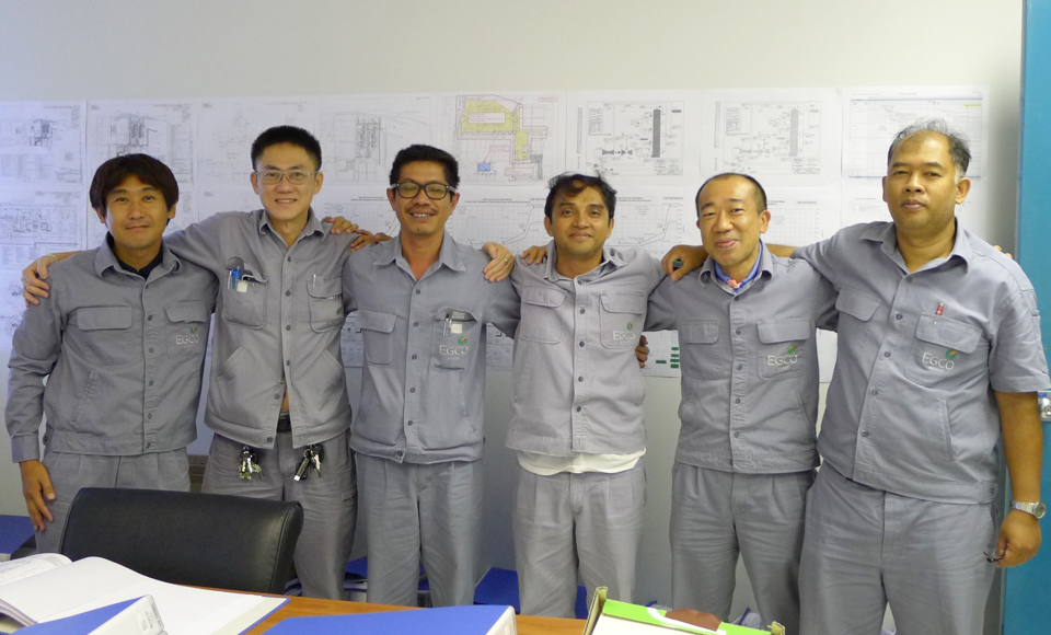 エンジニアリングチームのメンバー（一番左が小林社員）